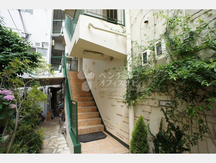 2階への階段　【鈴木マンション】