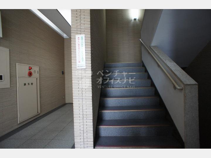 共用部階段　【貝塚ビル】