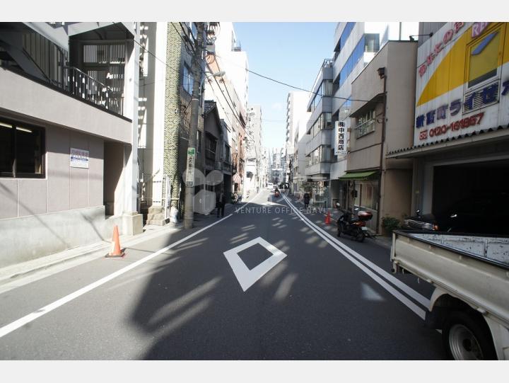 ビルの前の通り【平凡新富ビル】
