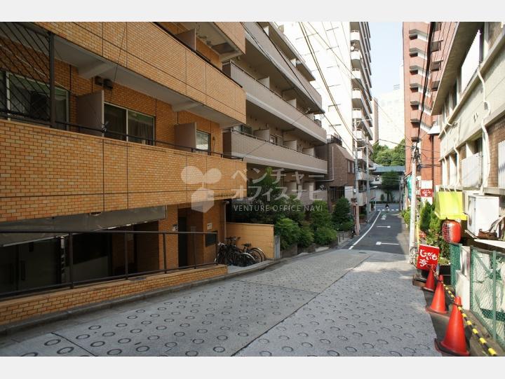 物件前の通り　【西新宿カーネル】