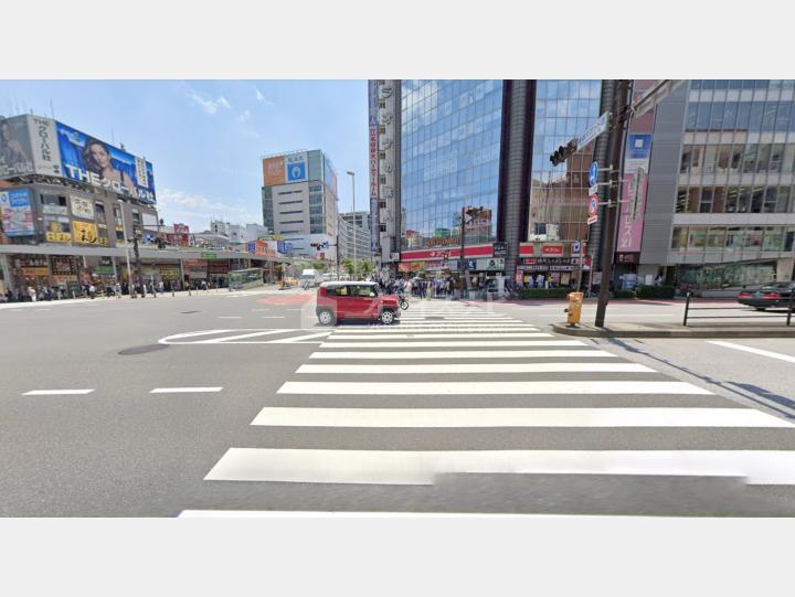 【前面道路】新宿サン・フラワービル