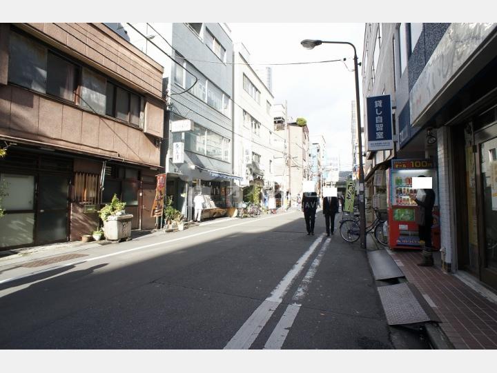 前面道路【ＨＵＢ神田三崎町】