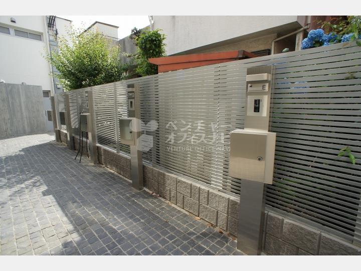 デザイナーズの色が濃く出たメールボックス兼インターホン 【Casa DelRey OMOTESANDO(カーサデルレイ表参道)】
