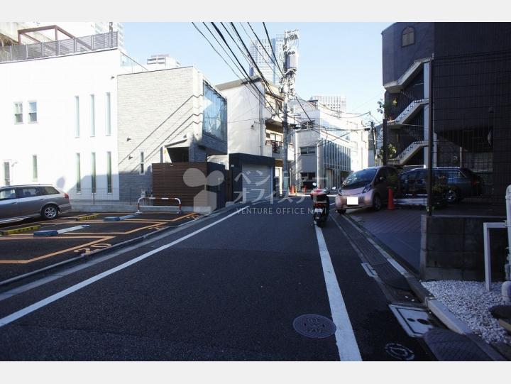 ビルの前の通り【六本木ポイント７２０】