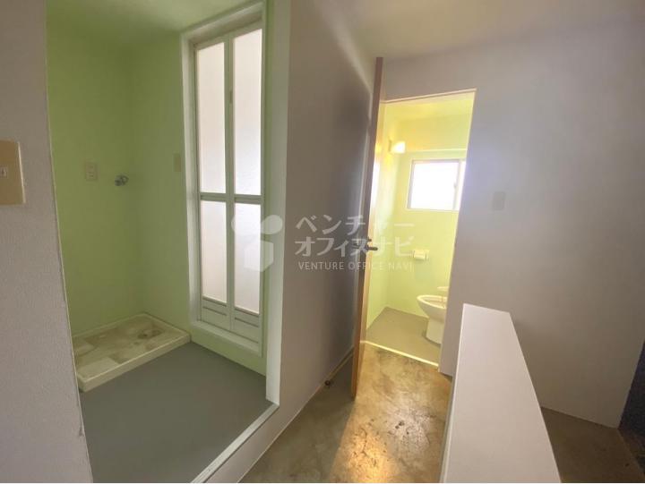 4Fトイレ・浴室入口【代官山コーポラス】