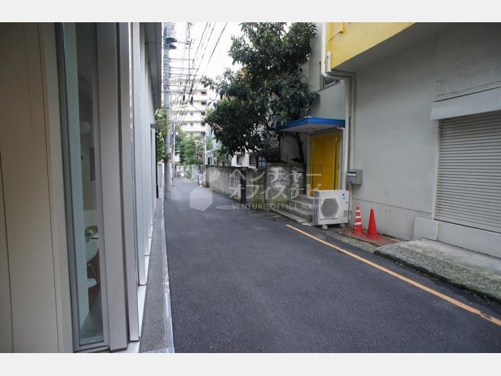 前面道路【ザ・ロウズ代官山】