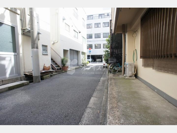 ビルの前の通り【マンショントライポート】