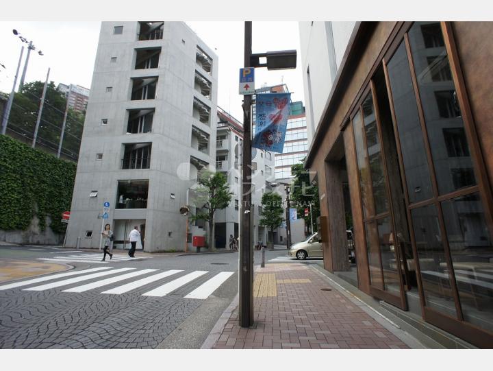 前面道路【十番董友ビル】