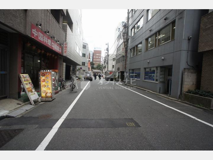 ビルの前の通り【朝日西五反田マンション】