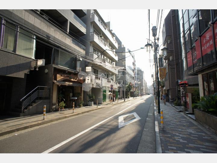 物件前の通り 【新橋ぼくみつマンション】