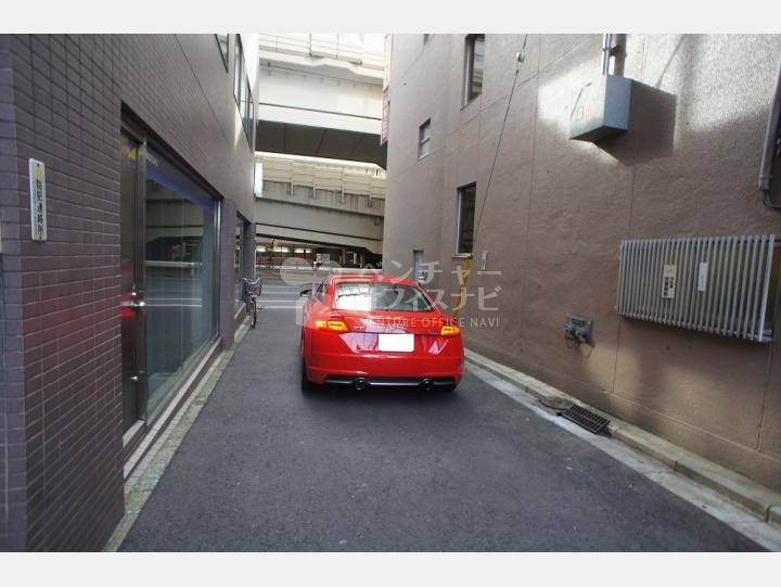 前面道路【ヤナギヤビル】