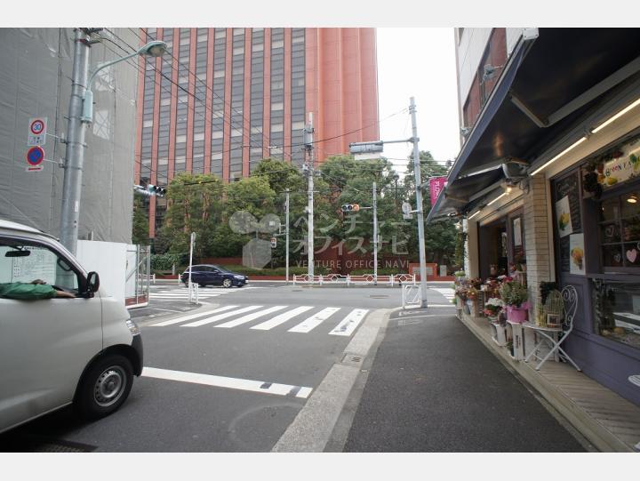 ビルの前の通り【スワンレイク築地】