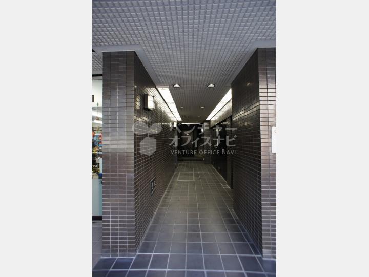 物件入口【新橋ユタカビル】