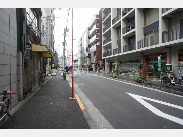 ビルの前の通り【セブン築地ビル】