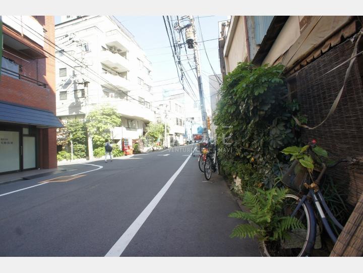 前面道路【アクアビル】