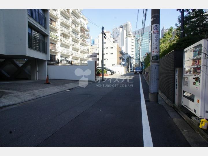 ビル前面道路【R7】