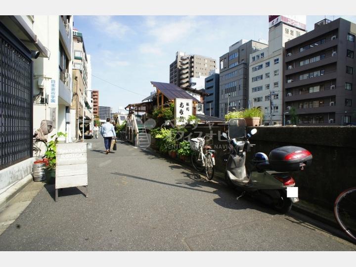 ビルの前の通り【東宏ビル】