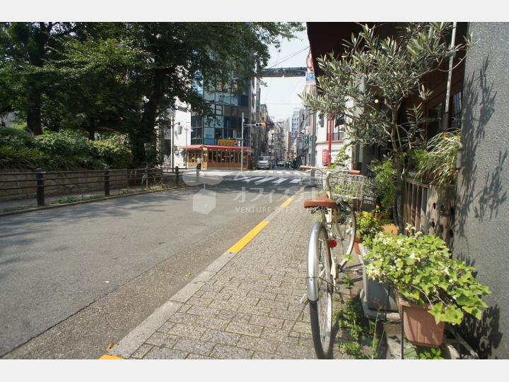 ビルの前の通り【パークスビル】