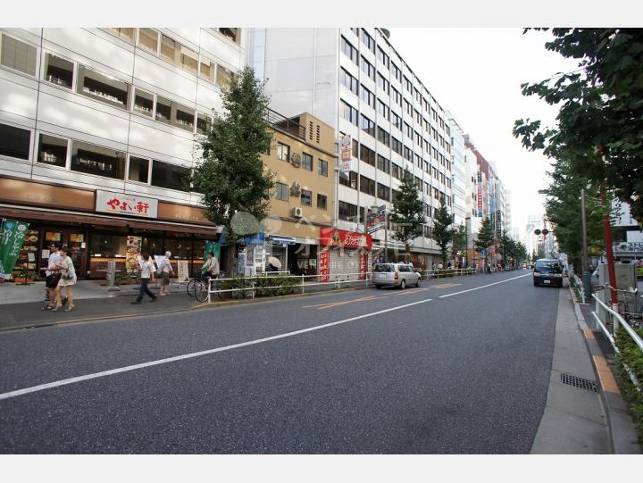 物件前のお滝橋通り 【GOWA西新宿】