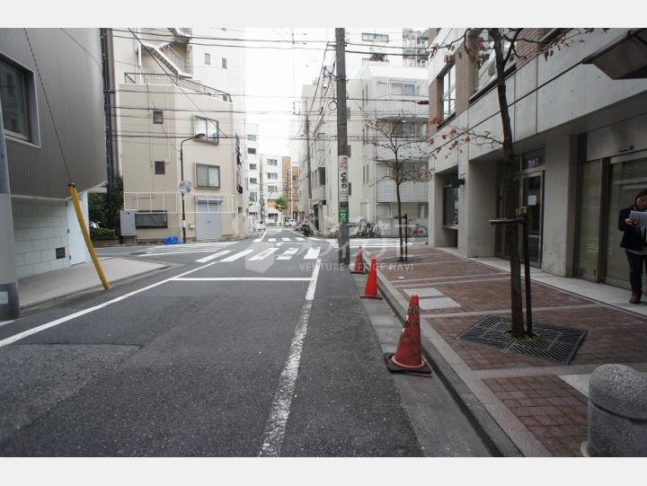 前面道路【東京労働会館】