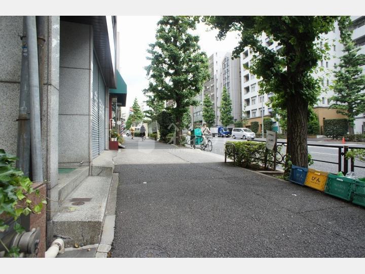 ビルの前の通り【フラワービル】