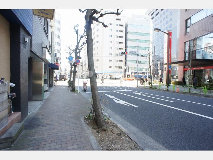 ビルの前の通り【アクタアワーズ京橋ビル】