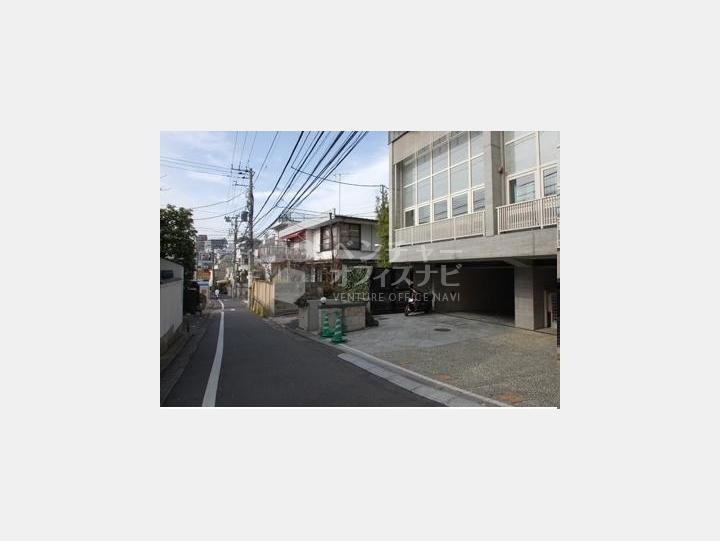 閑静な住宅街を連想させる細い前面道路 【グランドメゾン神宮前】