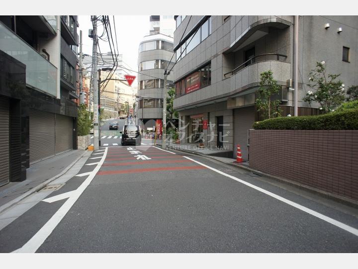 物件前の通り【ソテイラビル】