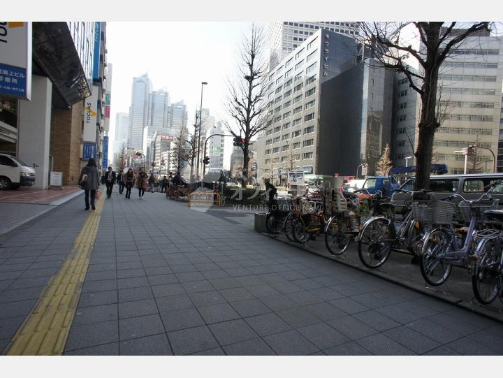前面道路【ラウンドクロス新宿】