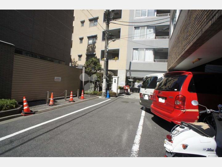 ビル前面道路【エグゼクティブアパートメント】