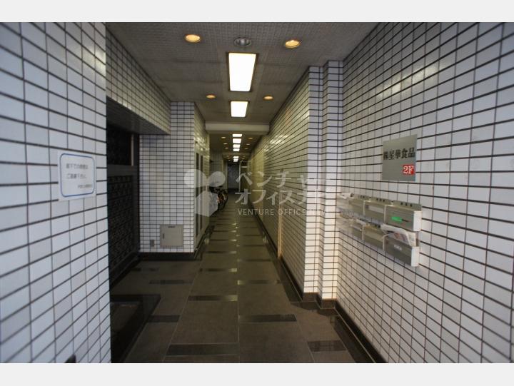 エントランス通路 新聞受け【岩本町手塚ビル】