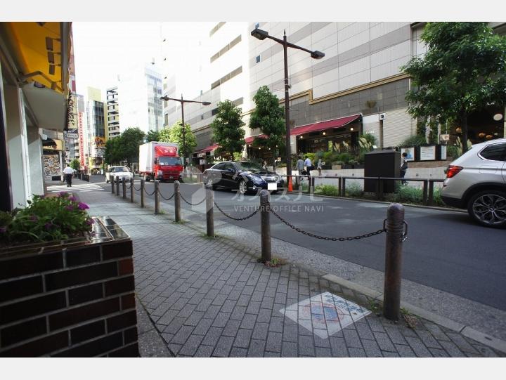 ビルの前の通り【カーサ池袋】