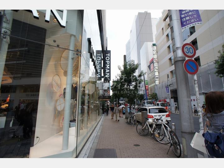 建物前の通りミラザ新宿