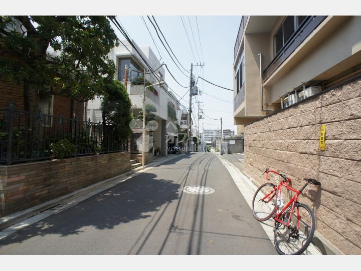 建物前の道路 【シュバルマラン】
