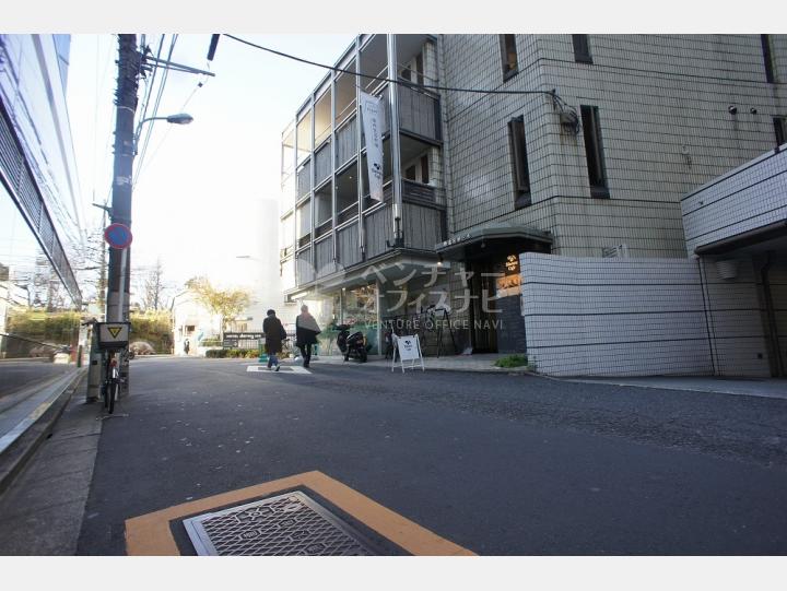 前面道路【ロフティ原宿】