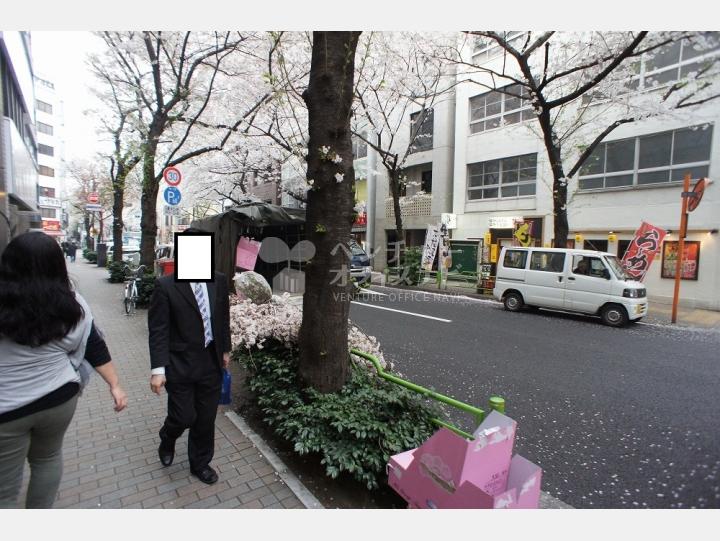 建物前通り【八重洲カトウビル】