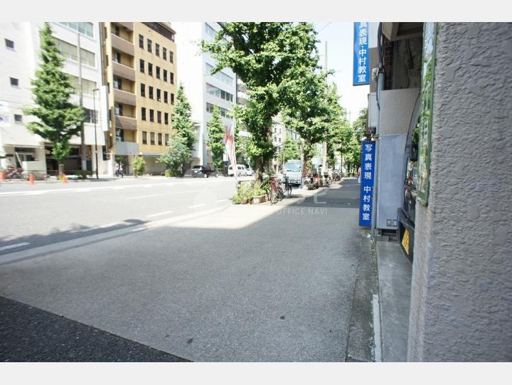 ビルの前の通り【小安ビル】