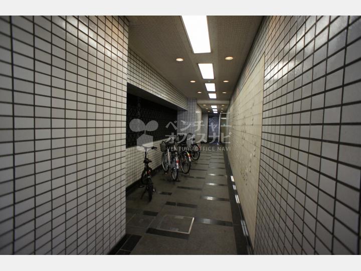 エントランス通路 駐輪スペース【岩本町手塚ビル】
