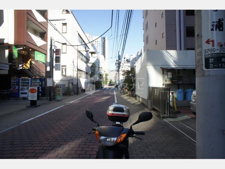 前面道路【マリンロードダイヤモンドパレス】