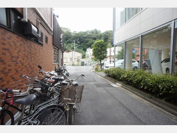 ビルの前の通り【ライオンズマンション愛宕山】