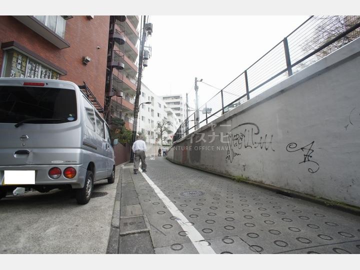 前面道路【パークサイド東新宿】
