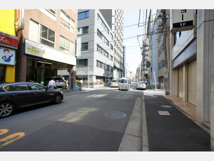 建物前の通り【岩本町手塚ビル】