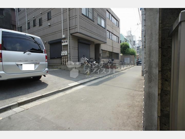 ビルの前の通り【神楽坂フラッツ】