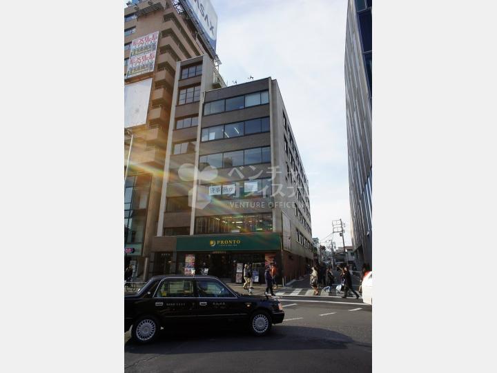 外観 1階にカフェがあり、分かりやすい立地 【秋月ビル】