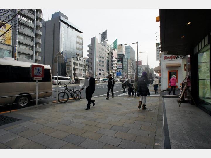 物件前の青山通り 【はる木ビル】