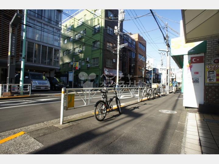 前面道路【ホワイトビル】