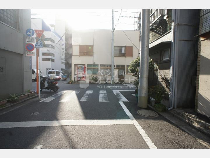 ビルの前の通り【友高ビル】