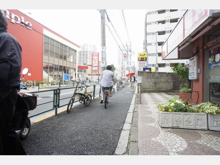 物件前の通り【新宿サマリヤマンション】