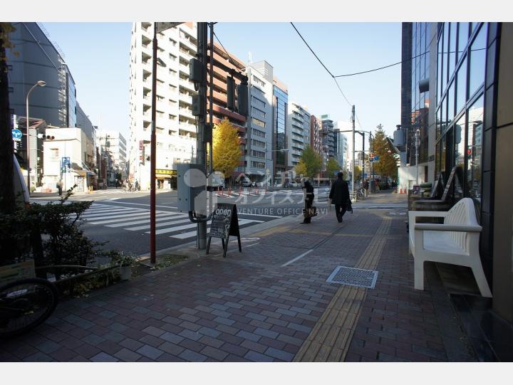 物件前通り【クロスサイド田町ビル】