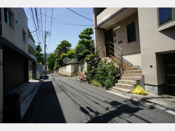 建物前の道路【マナハウス南麻布(MANAHOUSE MINAMIAZABU)】